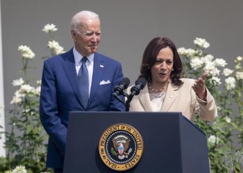 Il vicepresidente degli Stati Uniti Kamala Harris, con il presidente Joe Biden