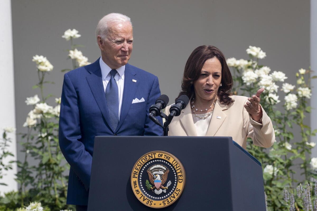 Il vicepresidente degli Stati Uniti Kamala Harris, con il presidente Joe Biden