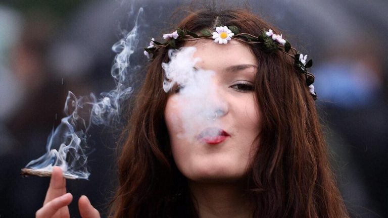 Garattini: «Biscotti, cioccolato, caramelle: ma che è? Facciamo sembrare la cannabis buona?»