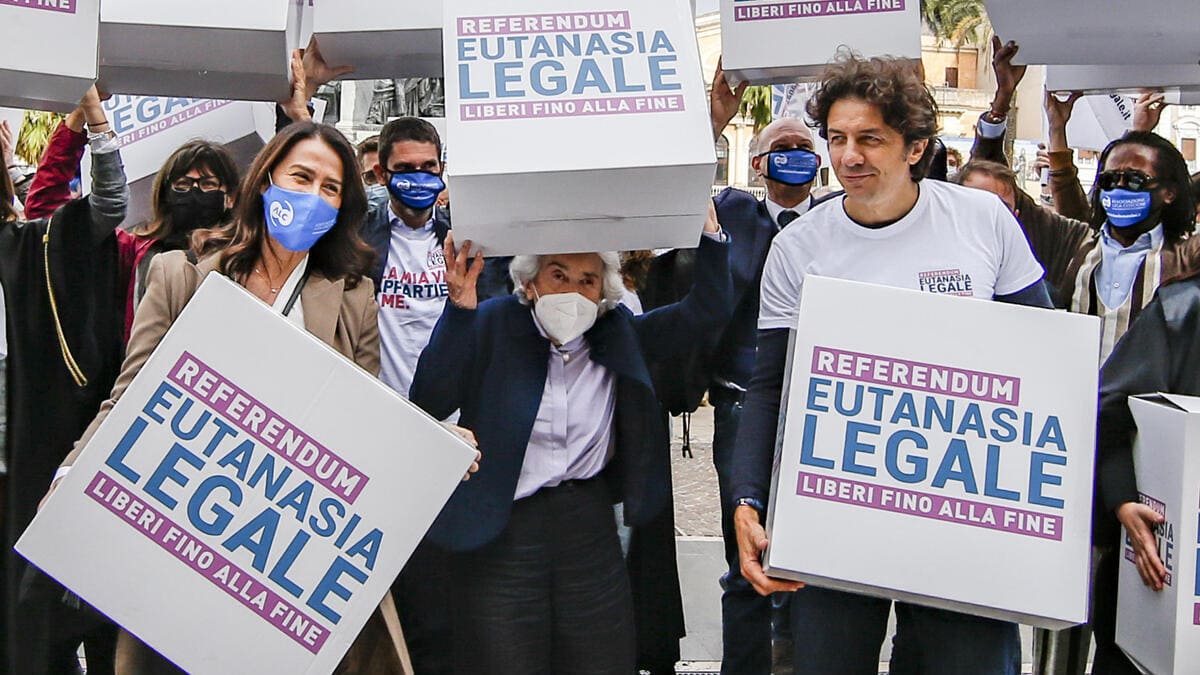 Filomena Gallo, Mina Welby e Marco Cappato depositano le firme per il referendum sull'eutanasia legale. È stata l'Associazione Coscioni ad annunciare che Mario sarà «il primo malato a ottenere il via libera al suicidio medicalmente assistito in Italia» 