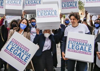 Filomena Gallo, Mina Welby e Marco Cappato in occasione del deposito delle firme per il referendum sull'eutanasia legale presso la Corte di Cassazione, lo scorso 8 ottobre (foto Ansa)
