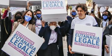 Filomena Gallo, Mina Welby e Marco Cappato in occasione del deposito delle firme per il referendum sull'eutanasia legale presso la Corte di Cassazione, lo scorso 8 ottobre (foto Ansa)