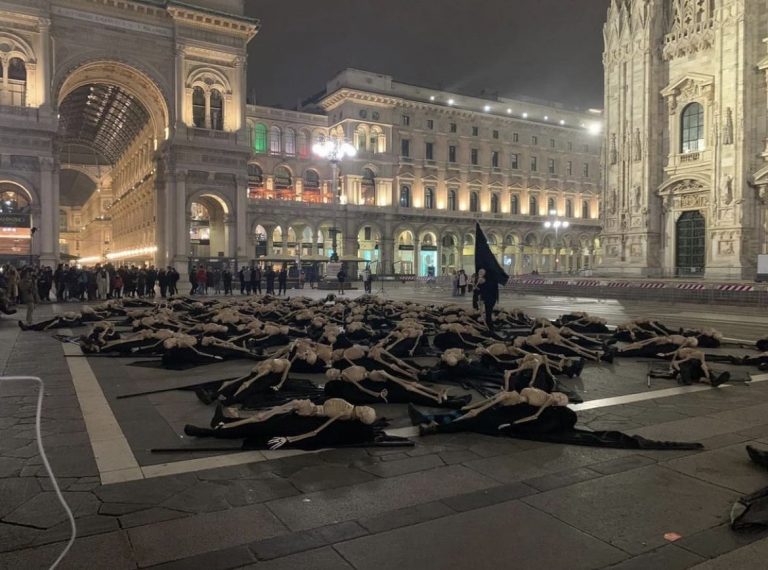 La macabra parata di scheletri che Milano non si merita