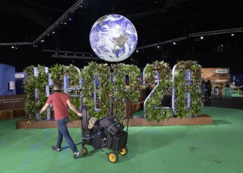 Il marchio Cop26 costruito con piante