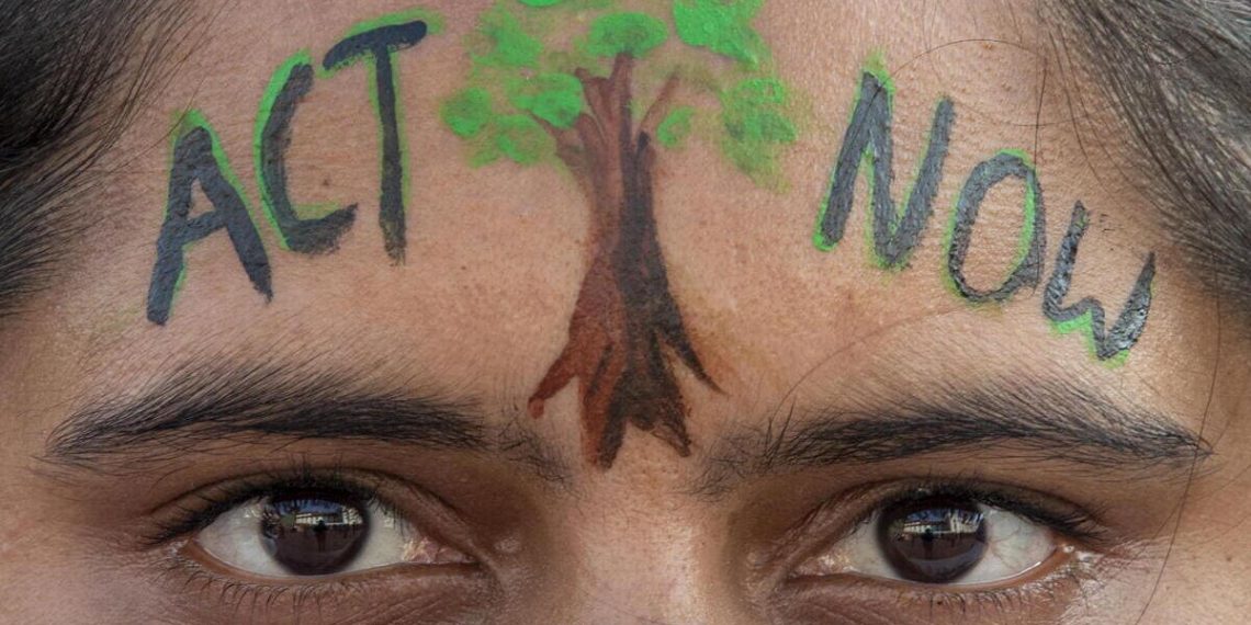 «Agire adesso». La protesta di una ragazza nepalese nei giorni della Conferenza dell'Onu sul clima (foto Ansa)