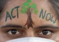 «Agire adesso». La protesta di una ragazza nepalese nei giorni della Conferenza dell'Onu sul clima (foto Ansa)