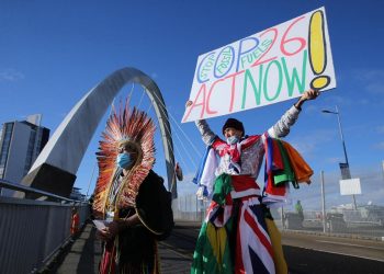 Attivisti protestano a Glasgow ai margini della conferenza sul clima delle Nazioni Unite (foto Ansa)