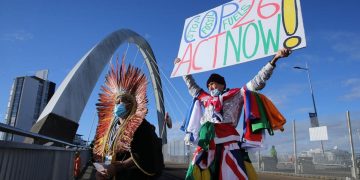 Attivisti protestano a Glasgow ai margini della conferenza sul clima delle Nazioni Unite (foto Ansa)