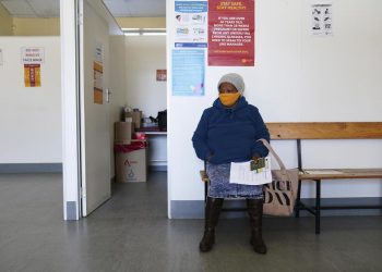 Una donna atende la somministrazione del vaccino, Cape Town, Sudafrica, settembre 2021