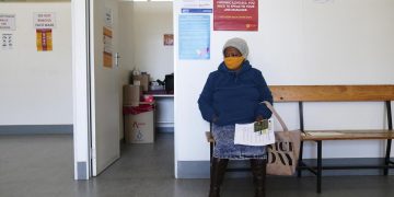 Una donna atende la somministrazione del vaccino, Cape Town, Sudafrica, settembre 2021