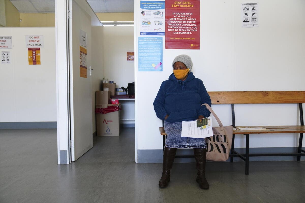 Una donna attende la somministrazione del vaccino, Cape Town, Sudafrica, settembre 2021