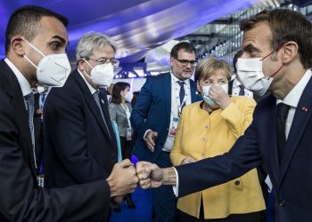 Saluto tra Luigi Di Maio ed Emmanuel Macron, dietro di loro Paolo Gentiloni e Angela Merkel
