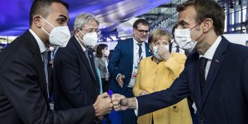 Saluto tra Luigi Di Maio ed Emmanuel Macron, dietro di loro Paolo Gentiloni e Angela Merkel