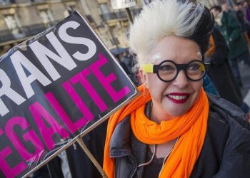 Trans protestano in Francia per avere più diritti