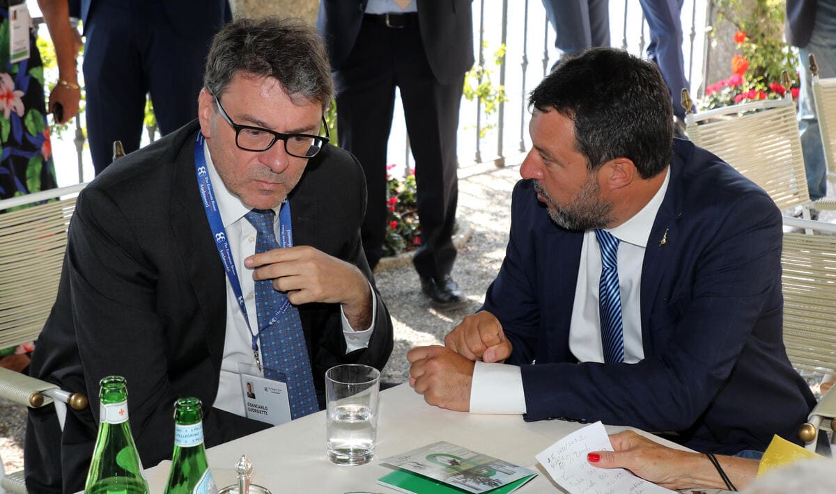 Il ministro dello Sviluppo economico, Giancarlo Giorgetti, con il leader della lega Matteo Salvini
