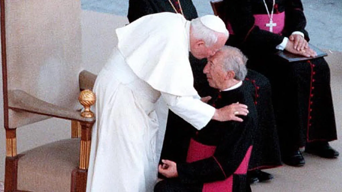 Giovanni Paolo II e don Luigi Giussani nel 1998 in piazza San Pietro