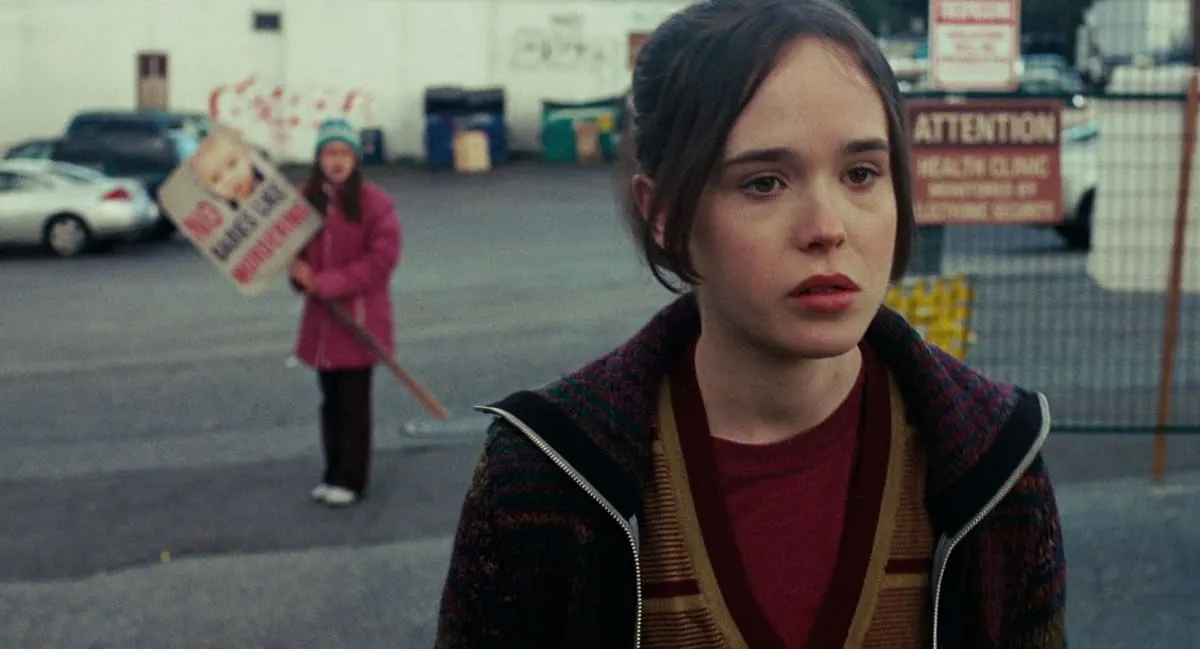 Ellen Page, nei panni di Juno, esce dalla clinica abortiva col bimbo in pancia dopo che una coetanea prolife le dice: «Il tuo bambino ha già le unghie»