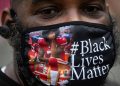 Un uomo indossa una mascherina con la foto di Colin Kaepernick durante una manifestazione antirazzista nel 2020 in America (foto Ansa)