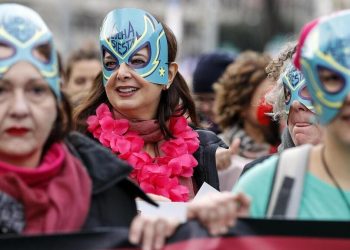 Laura Boldrini con la maschera di "Lucha y Siesta" alla manifestazione "Non una di meno" contro la violenza sulle donne