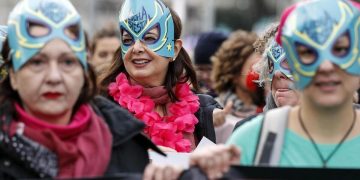 Laura Boldrini con la maschera di "Lucha y Siesta" alla manifestazione "Non una di meno" contro la violenza sulle donne