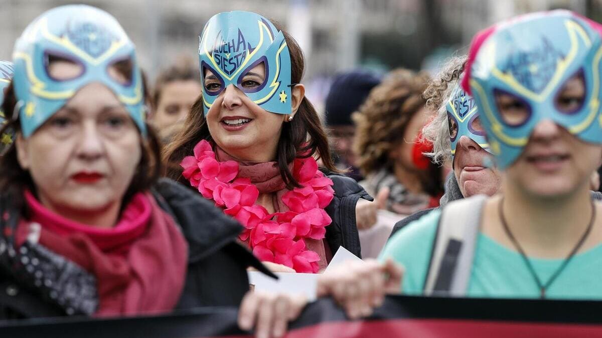 Laura Boldrini con la maschera di "Lucha y Siesta" alla manifestazione "Non una di meno" contro la violenza sulle donne