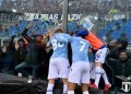 Giocatori della Lazio esultano davanti al settore ospiti nello stadio di Bergamo (foto dall'account Twitter @OfficialSSLazio)