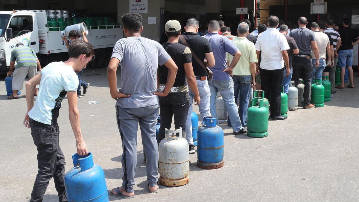 Persone in coda a Beirut, in Libano, per riempire le bombole di gas