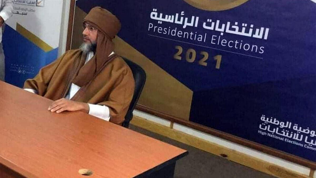 Il figlio del dittatore Muammar Gheddafi, Saif, annuncia la sua candidatura alle elezioni presidenziali in Libia