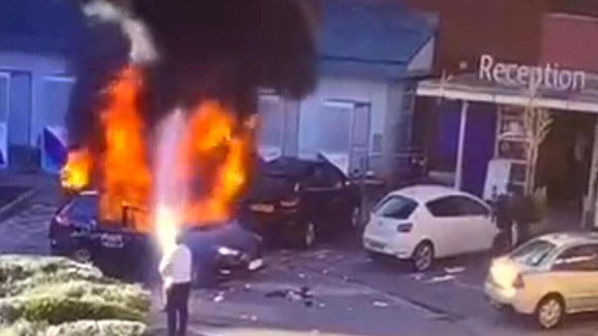 Il momento dell'esplosione, domenica mattina a Liverpool, del taxi su cui viaggiava l'attentatore "cristiano" Emad Jamil Al Swealmeen, alias Enzo Almeni