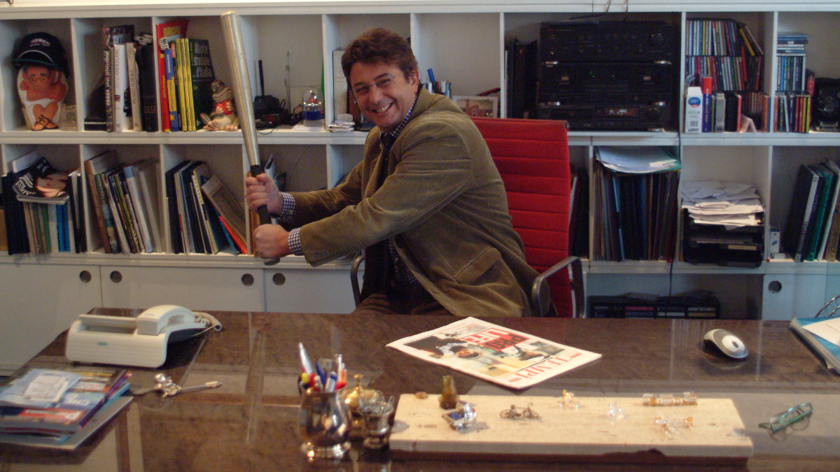 Luigi Amicone in ufficio a Tempi
