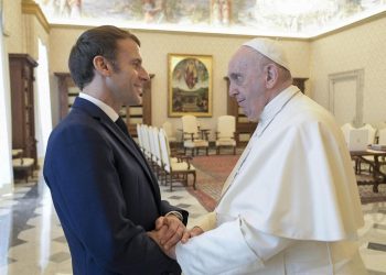 Il presidente francese, Emmanuel Macron saluta Papa Francesco prima dell'udienza privata in Vaticano (foto Ansa)