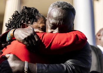 Il padre di Ahmaud Arbery, Marcus, in lacrime dopo il verdetto di colpevolezza per i tre aggressori del figlio (foto Ansa)