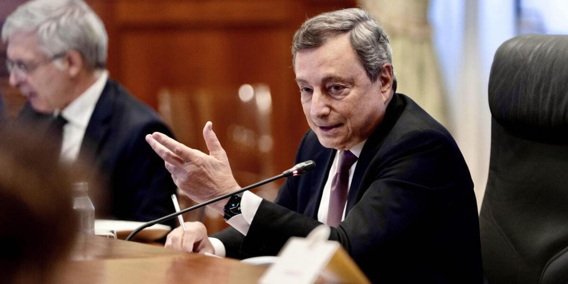 Il premier Mario Draghi discute la manovra in Consiglio dei ministri