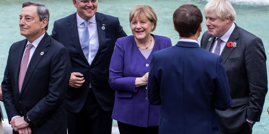 Angela Merkel davanti alla fontana di Trevi durante il G20 di Roma (foto Ansa)