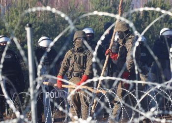 La Polonia schiera l'esercito al confine con la Bielorussia per impedire l'ingresso dei migranti
