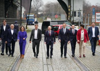 Olaf Scholz, al centro nella foto di gruppo dei leader dei partiti SPD, EDF e verdi, sarà Cancelliere da dicembre  (foto Ansa)