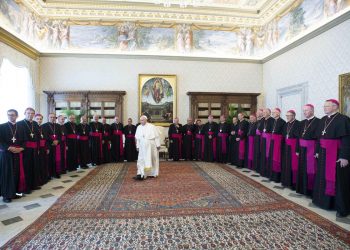 Papa Francesco con i vescovi francesi in Vaticano, lo scorso 23 settembre (foto Ansa)