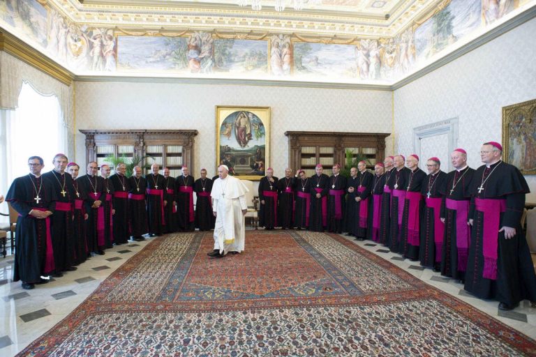 Chiesa e abusi, vescovi francesi pronti a risarcire le vittime. Cosa succede adesso