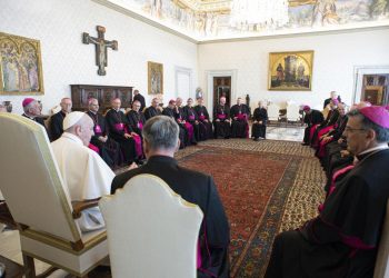 Papa Francesco con i vescovi francesi, lo scorso 23 settembre in Vaticano (foto Ansa)