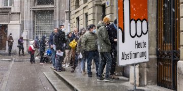Elettori in coda per il referendum in Svizzera su misure anti Covid