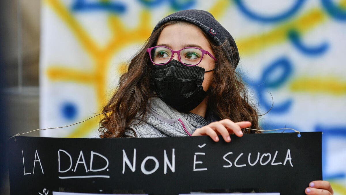 Gli studenti protestano contro la Dad e la chiusura della scuola