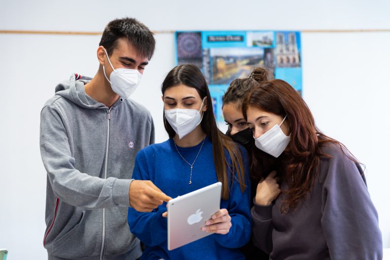 La scuola che ha fatto scuola, «mai arresi di fronte a una telecamera spenta»