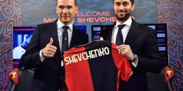 Il nuovo allenatore del Genoa, Andriy Shevchenko, con Josh Wander di 777 Partners (foto Ansa)