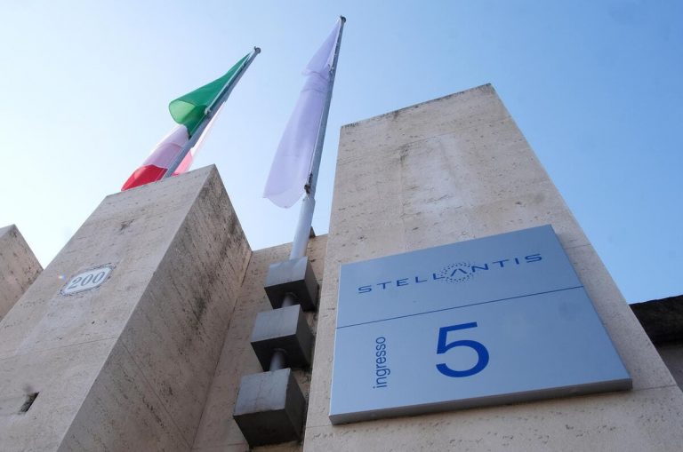 «Restituisce il prestito garantito, signor Fiat-Stellantis?»