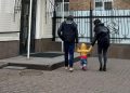 La bambina commissionata a una surrogata in Ucraina e abbandonata dai genitori-committenti italiani