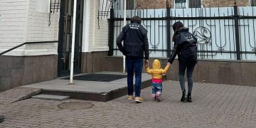 La bambina commissionata a una surrogata in Ucraina e abbandonata dai genitori-committenti italiani