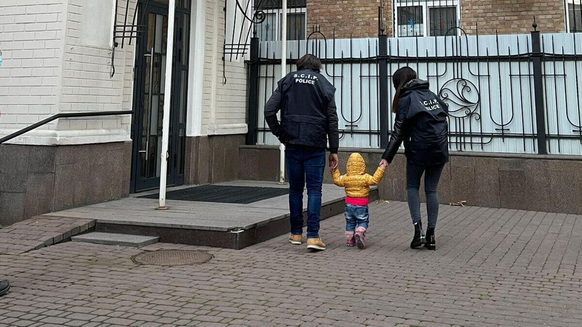 La bambina commissionata a una surrogata in Ucraina e abbandonata dai genitori-committenti italiani