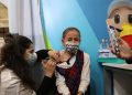 Una bambina riceve il vaccino Pfizer contro il Covid in Israele