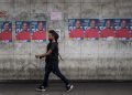 Manifesti elettorali sui muri delle strade di Caracas, in Venezuela (foto Ansa)