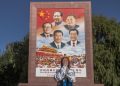 Un manifesto di propaganda in Tibet include Xi Jinping tra i grandi leader della Cina